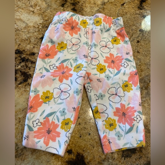 Free! 4-piece 0-3 month old clothing items - Picture 4 of 16
